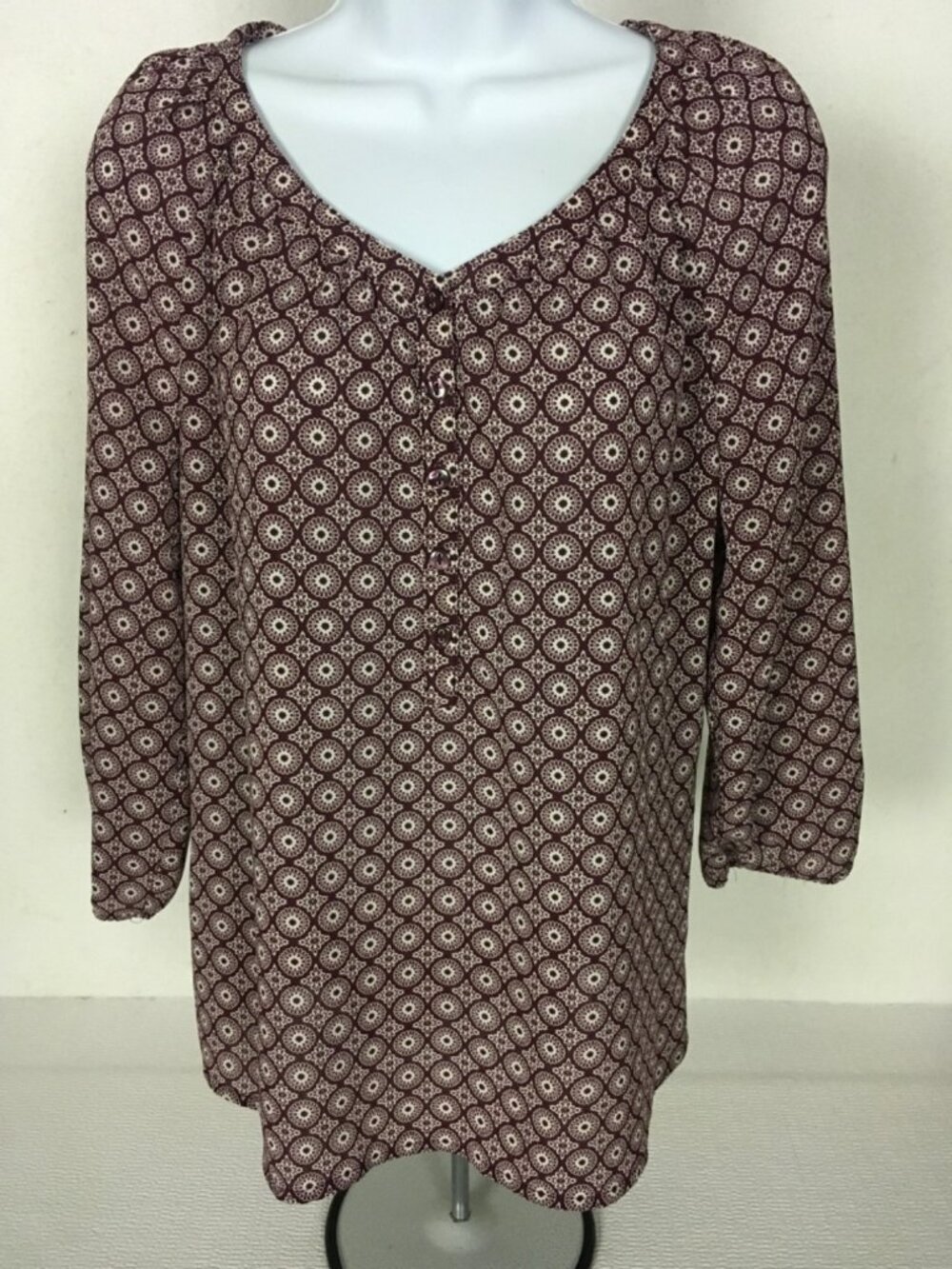 Croft and Barrow Top Size S Burgundy White Geometric V neckline 3/4 Sleeves
